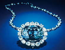 現在、スミソニアン自然史博物館に展示されている45.52ctの伝説的なダイヤモンド「ホープ」。ファンシーダークグレイッシュブルーの深い色合いは唯一無二。