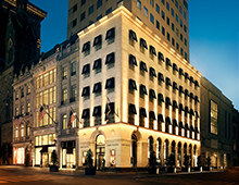 ニューヨーク5番街718番地にたたずむ18世紀後期のクラシカルな建物が、ハリー・ウィンストンの本店。ハイジュエリーを仕立てるアトリエもこの上層階にある。