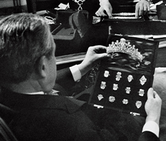 由緒ある58.60ctの「ルイ14世」ダイヤモンドをあしらったティアラを手に持つ創始者ハリー・ウィンストン