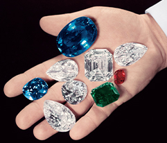 創始者ハリー・ウィンストンの手のひらに並ぶのは125.35ctの「ヨンカー」ダイヤモンドなど、歴史を彩った著名なダイヤモンドの数々。