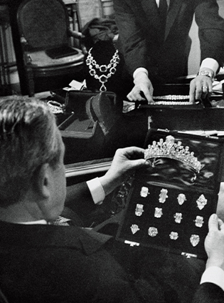 由緒ある58.60ctの「ルイ14世」ダイヤモンドをあしらったティアラを手に持つ創始者ハリー・ウィンストン